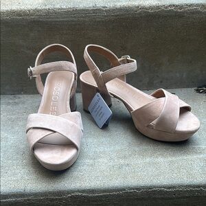 AEROSOLES Nude Pink Platform Sandals with Strappy Design